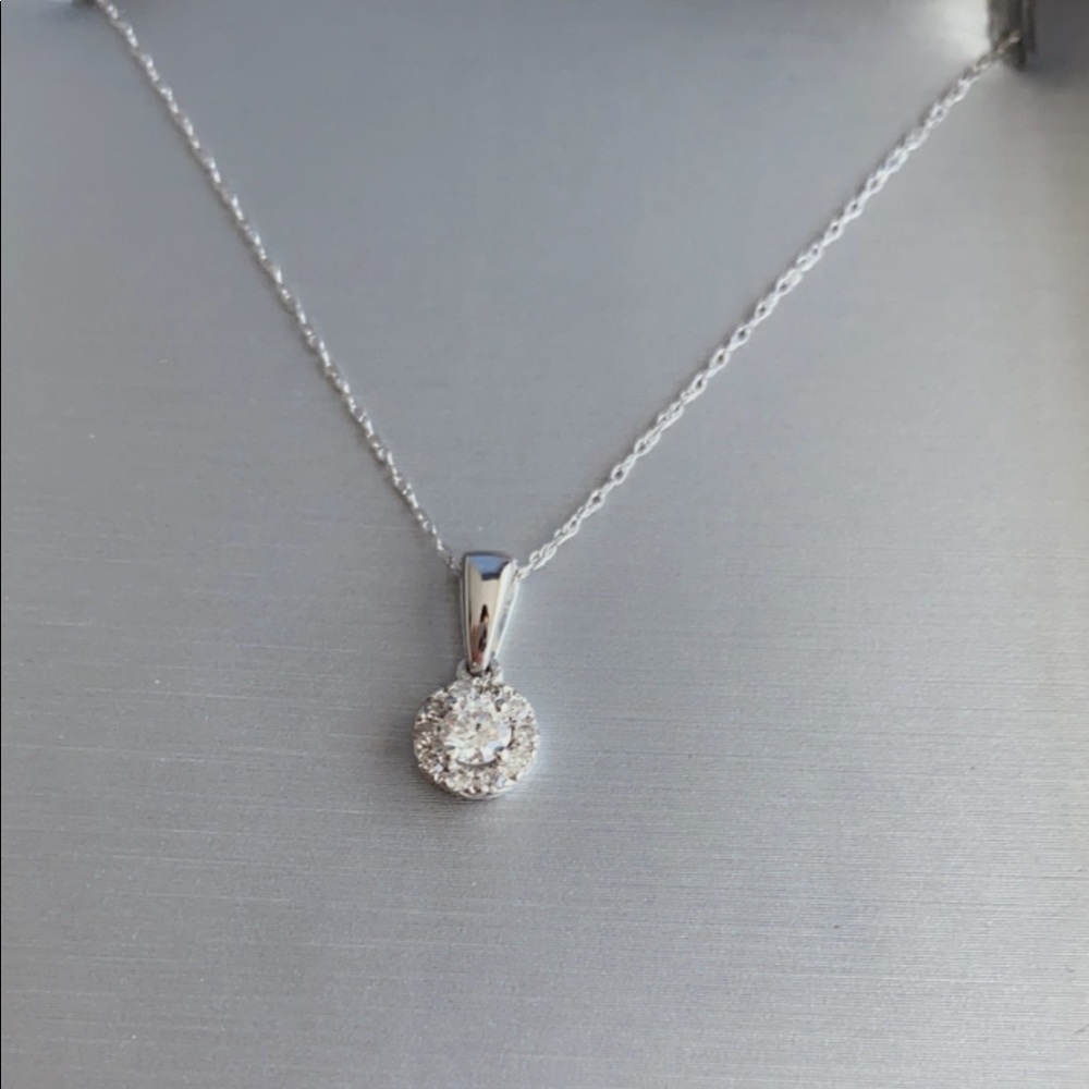 ✨Zales 1/4CT T.W Diamond Round Frame Pendant in 10K White Gold - Picture 10 of 12